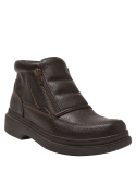 Calzado masculino en cuero marrón, con diseño robusto y práctico, ideal para paseos o encuentros informales.