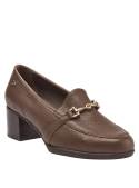 Zapato marrón de charol, ideal para looks formales e informales, combinando elegancia y comodidad.