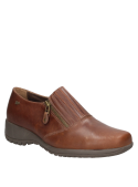 Cuero café en diseño casual con banda elástica, ideal para un estilo urbano y reuniones informales.