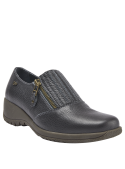 Calzado urbano azul de cuero para mujer, con banda elástica y cierre lateral, combina comodidad y estilo.