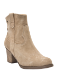 Cuero gamuzado taupe en botín vaquero de mujer, con detalles sutiles y elegancia para un estilo relajado.