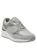 Zapatilla gris de mujer con suela gruesa, ideal para combinar con jeans o vestidos casuales en cualquier estación.