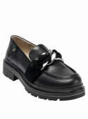 Calzado casual negro de cuero para mujer, diseño moderno con cadena gruesa en el empeine y patrón de tracción en la suela.