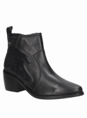 Moderno botín negro de cuero con detalles decorativos sutiles, ideal para un look casual con un toque chic.