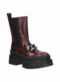 Calzado Chelsea burdeo de cuero con diseño robusto y suela de plataforma, ideal para looks casuales de fin de semana.