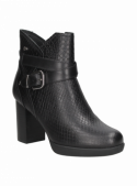 Botín de cuero negro para mujer, diseño urban chic con detalle de hebilla, ideal para un look casual o elegante.