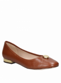 Zapato de cuero café para mujer, estilo casual, con taco plano y caña de 6 cm.
