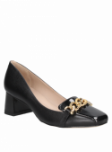 Diseño casual en cuero negro, zapato femenino con taco bloque y forro sintético.