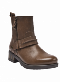 Botín de mujer en cuero marrón, diseño casual con correa y hebilla, perfecto para un estilo relajado y sofisticado.