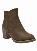 Botín de mujer en cuero café, estilo boho-chic, cómodo con tacón cuadrado, adaptable a contextos casuales.