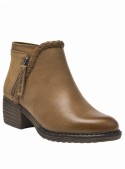 Botín de cuero camel, construcción robusta con diseño elegante y detalle decorativo, ideal para el día a día.
