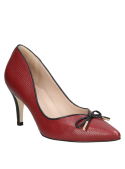 Elegante zapato burdeo de cuero para mujer, clásico y atemporal, perfecto para matrimonios y eventos importantes.