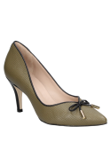 Stiletto verde de cuero, clásico, con lazo y detalles metálicos. Ideal para bodas y eventos profesionales.