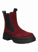 Botín de cuero gamuzado burdeo para mujer, estilo informal, diseño moderno y audaz.