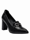 Calzado negro de cuero con detalles modernos, versátil para combinar con trajes formales o pantalones de vestir.