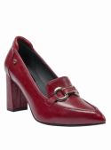 Zapato de cuero burdeos femenino, perfecto para reuniones elegantes, combina estilo clásico con modernidad.