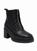Botín femenino de cuero negro, perfecto para destacar en días fríos.