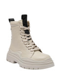 Botín blanco de cuero, diseño contemporáneo para mujer, ideal para un look casual y atrevido.