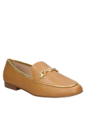 zapato de cuero camel para mujer, estilo atemporal y cómodo, ideal para múltiples ocasiones con un toque de distinción.