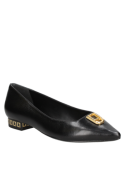 Zapato de mujer negro, elegante y de cuero, con detalles distintivos como la hebilla y el talón geométrico.