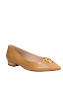 Zapato de cuero camel para mujer, estilo casual y elegante, con estructura plana y detalles que realzan su sofisticación.