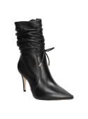 Botín de cuero negro para mujer, moderno y estiloso, con taco aguja que resalta su elegancia.