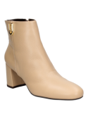 Sofisticado botín casual de cuero beige para mujer, perfecto para un estilo a la moda.