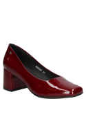 Zapato cerrado burdeo de cuero charol, sofisticado y formal, con taco grueso para estabilidad en eventos elegantes.