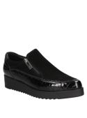 Zapato casual de cuero negro para mujer, diseño moderno y cómodo para uso diario.