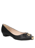 Calzado femenino en cuero, estilo atemporal negro con tacón bajo y detalle moderno, ideal para cualquier temporada.