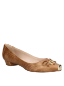 Zapato de mujer en cuero dorado, estilo ballerina con detalles sofisticados, ideal para looks chic y atemporales.
