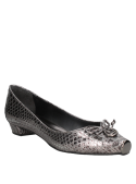 Zapato de mujer tipo ballerina en color plata, con un lazo y adorno metálico en cuero, ideal para un look casual elegante.