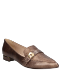 Zapato mocasín de cuero café para mujer, con grabado sutil y hebilla decorativa, ideal para un look distinguido.