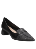 Calzado de cuero negro para mujer, estilo mocasín, con taco cuadrado que ofrece comodidad y soporte para uso prolongado.