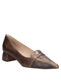 Elegante zapato de cuero café para mujer, diseño distinguido con empeine liso y acabado de alta calidad.