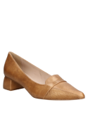 Zapato de cuero camel para mujer, diseño clásico y cómodo, mezcla de elegancia y confort para uso prolongado.