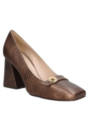 Zapato de vestir de cuero café para mujer, con aplique metálico y tacón estable, ideal para cenas elegantes.
