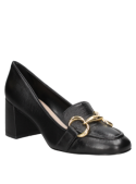 Zapato de mujer en cuero negro con adorno metálico, ideal para un look casual refinado durante el fin de semana.