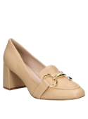 Zapato casual de mujer en cuero beige con tacón cuadrado y adorno metálico, combina elegancia y comodidad para uso diario.