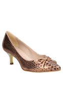 Zapato de mujer en cuero color oro, diseño vanguardista con patrón reptil y lazo, ideal para fiestas y eventos formales.