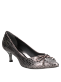 Zapato de mujer color plata con exterior de cuero reptil y lazo chic, ideal para salidas nocturnas y eventos formales.
