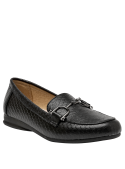 Zapato clásico de mujer negro en cuero, mocasín sin cordones con adorno metálico, ideal para un look profesional.