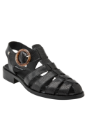 Sandalia de cuero negro para mujer, diseño casual, taco plano, perfecta para ocasiones especiales.