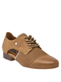 Zapato camel de cuero con taco plano de 2.7 cm y punta puntiaguda, diseño versátil.
