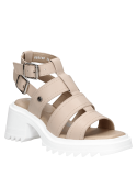 Sandalia de mujer nude de cuero, diseño moderno con correas horizontales y hebillas dobles, ideal para estilo urbano.