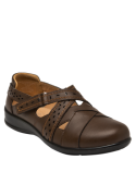 Zapato casual de cuero marrón para mujer, cierre de velcro y suela elevada que amortigua el impacto al caminar.