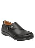 Zapato negro de cuero para mujer, estilo mocasín con botones metálicos decorativos, perfecto para un look formal-casual.