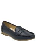 Elegante zapato azul de cuero para mujer, diseño clásico mocasín, ideal para looks casuales y formales.