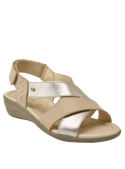 Sandalia de cuero dorado para mujer, con broche metálico decorativo y bordado lateral, perfecta para ocasiones semiformal.
