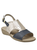 Elegante sandalia azul de cuero para mujer, con hebilla metálica ajustable, perfecta para un look clásico y atemporal.